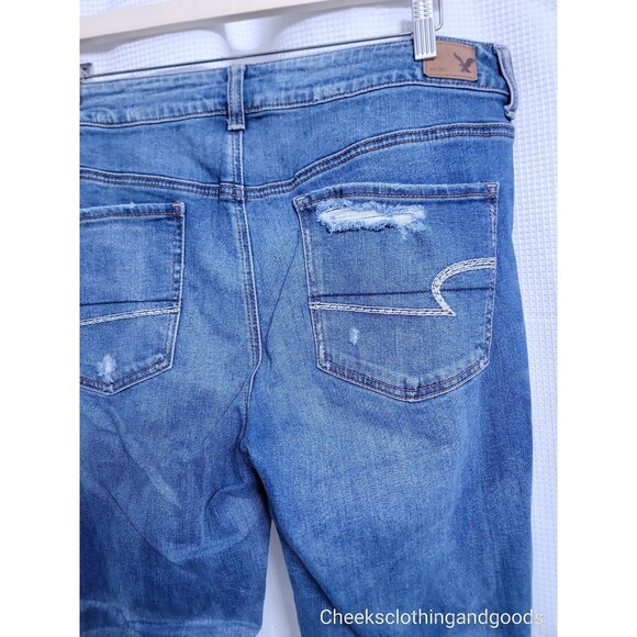 American Eagle Distressed Buttonfly Tomgirl Jeans Women's size 14 L - Picture 7 of 9